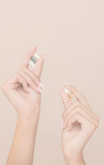 vitameenat daily essential capsules in hand